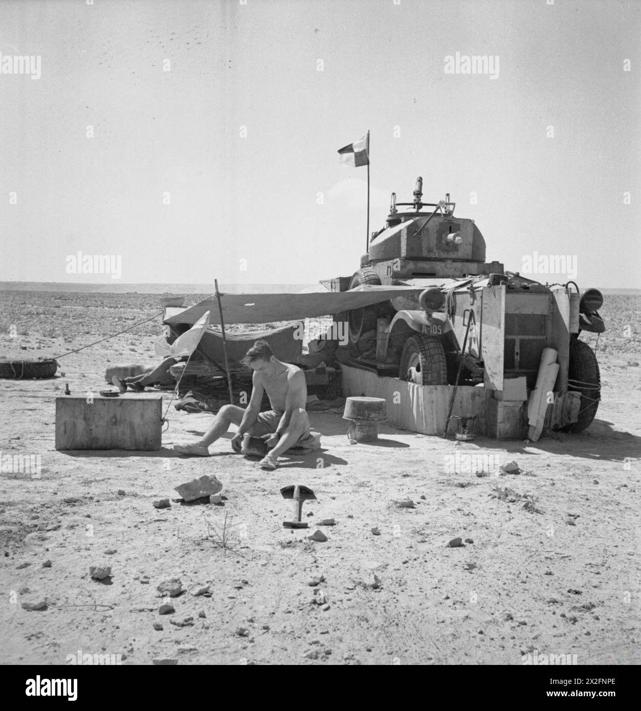 ROYAL AIR FORCE OPERATIONEN IM NAHEN OSTEN UND NORDAFRIKA, 1939-1943. - Eine Besatzung der Nr. 2 Panzerwagen-Kompanie RAF, die mit ihrem Fordson Panzerwagen unterwegs war, während einer Patrouille in der Western Desert Royal Air Force, Wartungseinheit 2 Stockfoto