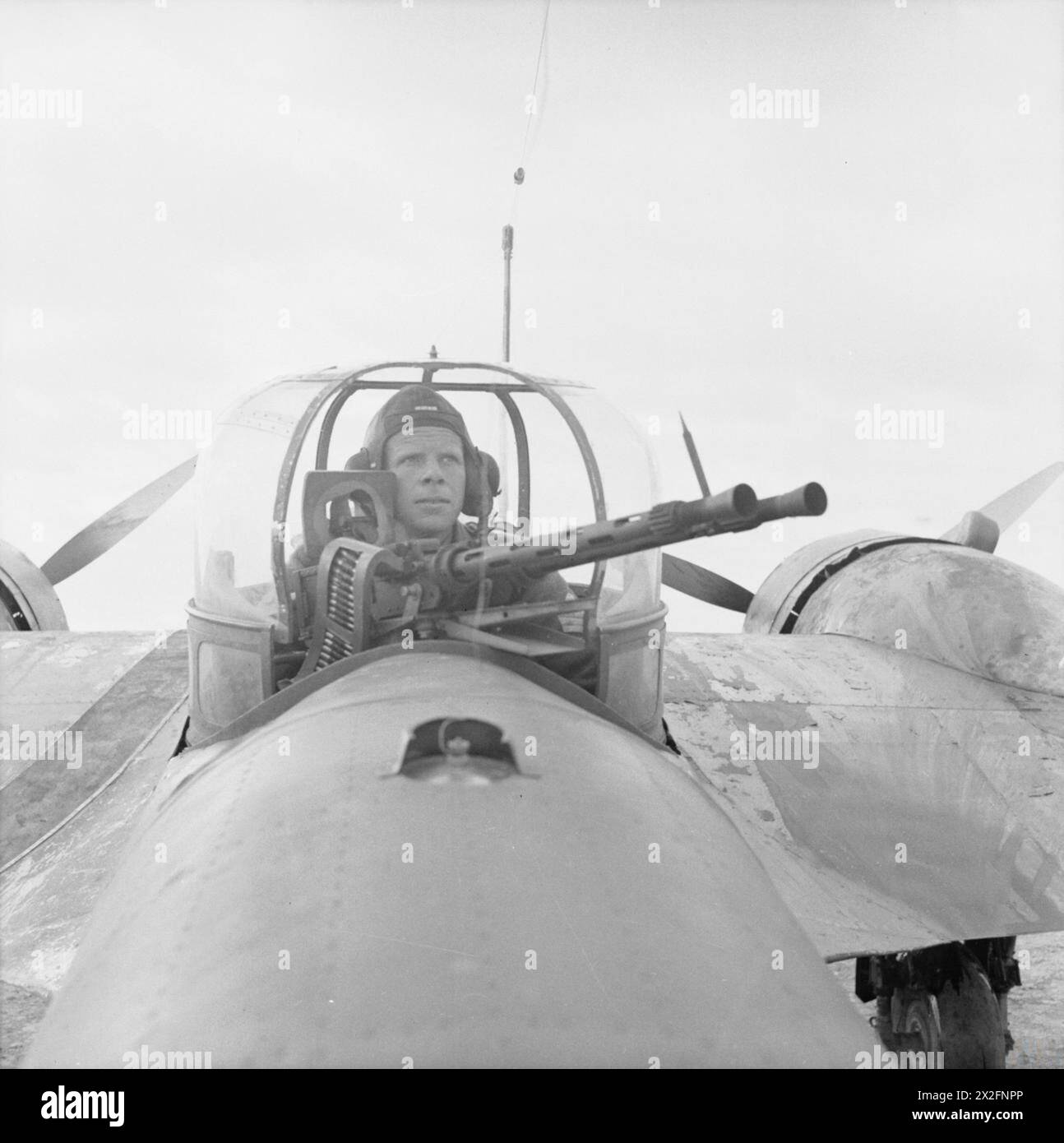 Foto von F/Sgt J Mitchell im Turm eines Blenheim Bombers am 12. Februar 1942 in Nordafrika. Das Flugzeug wurde von Generalleutnant Neil Ritchie, 8. Armee der chinesischen Regierung, während Besuchen in Wüsteneinheiten eingesetzt. Stockfoto