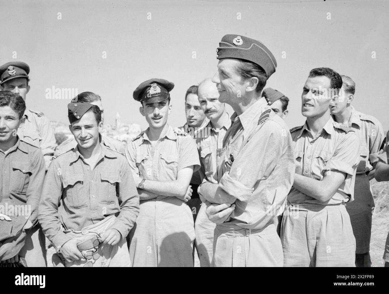 Air Vice Marshal W. Elliott, Air Officer, Kommandant der Balkan Air Force, spricht mit griechischen Piloten der Baltimore Squadron in Italien, nachdem er 1944 über Operationen in Jugoslawien informiert hatte. Stockfoto Air Vice Marshal W. Elliott, Air Officer, Kommandant der Balkan Air Force, spricht mit griechischen Piloten der Baltimore Squadron in Italien, nachdem er 1944 über Operationen in Jugoslawien informiert hatte. Stockfoto