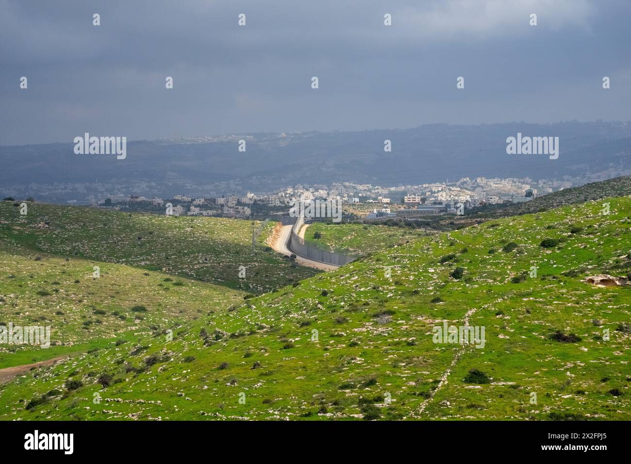 Betontrennmauer zwischen Israel und Palästina in den judäischen Ausläufern im Westjordanland Stockfoto