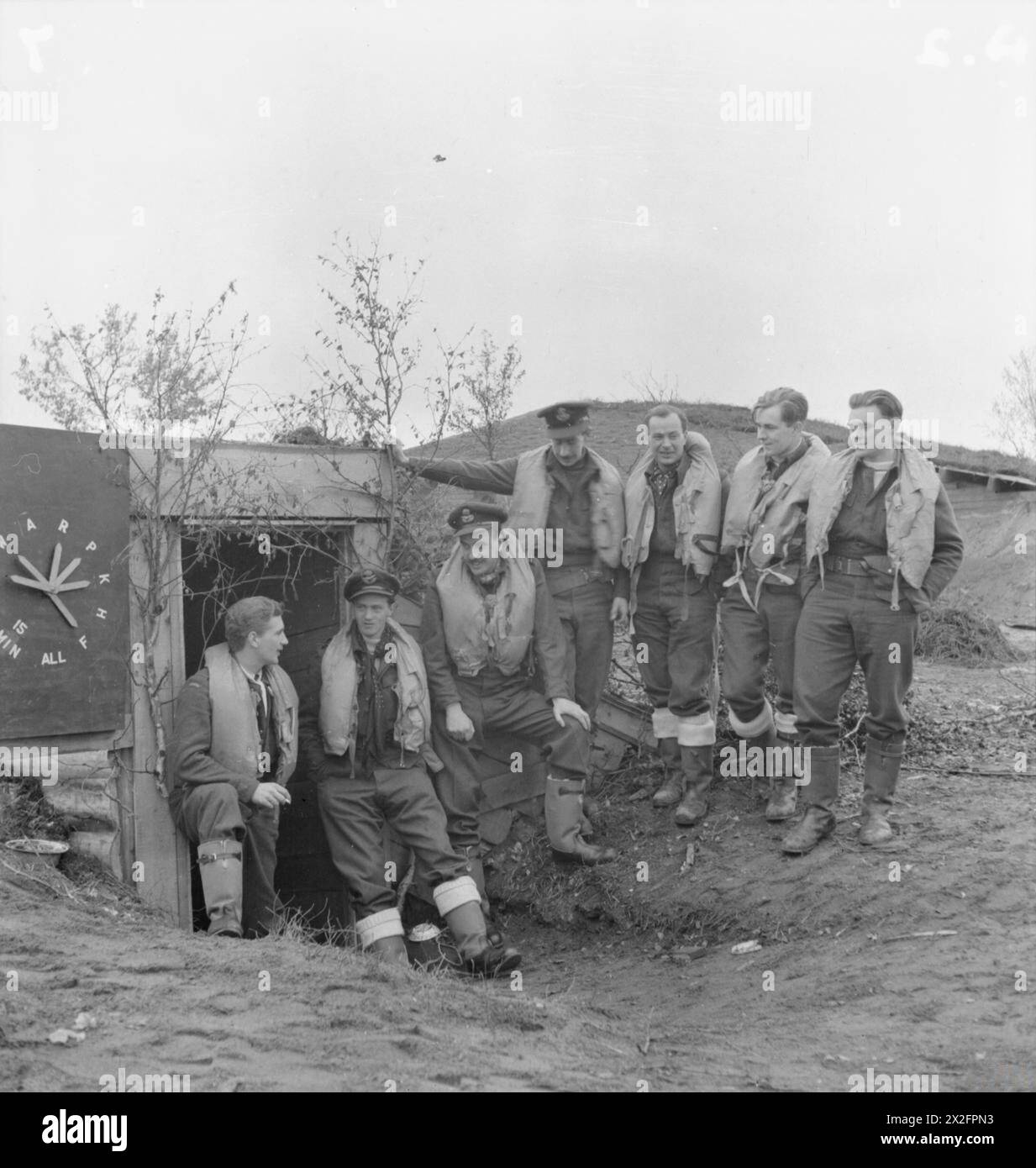 Piloten der No. 81 Squadron RAF stehen während der Operationen von September bis November 1941 vor ihrer Verbreitungshütte in Vaenga, Russland, unter ihnen Geschwaderführer A H Rook. Stockfoto