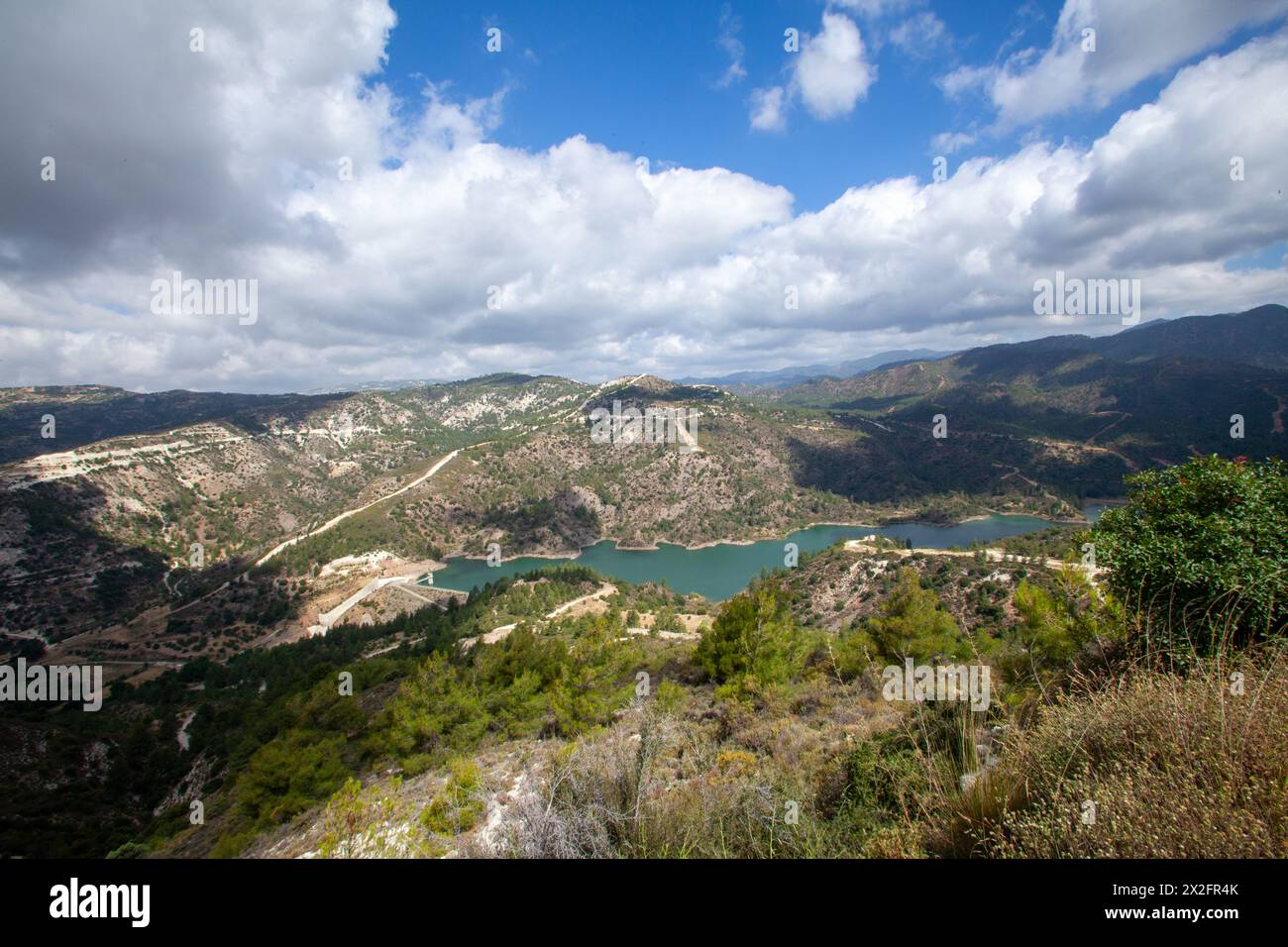 Kouris-Staudamm mit Stausee Troodos-Gebirge, Zypern Stockfoto