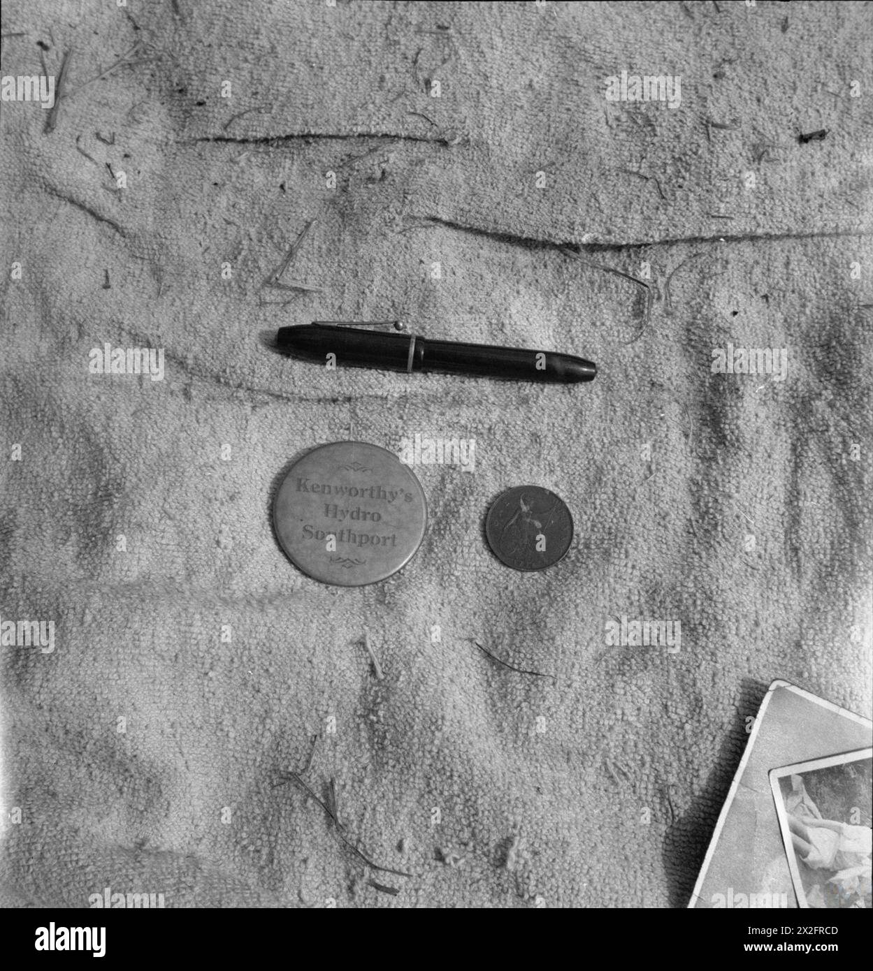 Ein britischer Infanterist trägt persönliche Gegenstände, darunter einen Stift, einen Spiegel mit einem Namen und einen bemalten Penny während der Feldzüge in Alexandria, Suez Canal, Haifa, Nazareth, Gaza, Bethlehem, Hebron, Jerusalem, Jericho, Malta, Marseille, Cherbourg und Frankreich in den Jahren 1940-1941. Stockfoto