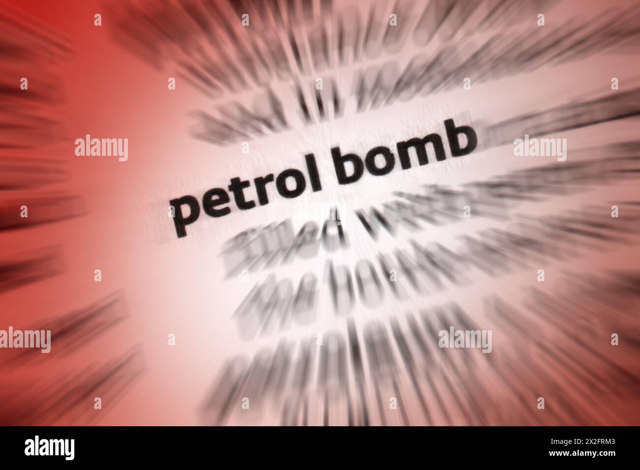 Die Benzinbombe oder Molotow-Cocktail ist ein generischer Name, der für eine Vielzahl improvisierter Brandwaffen auf Flaschenbasis verwendet wird. Aufgrund der relativen Leichtigkeit von PR Stockfoto