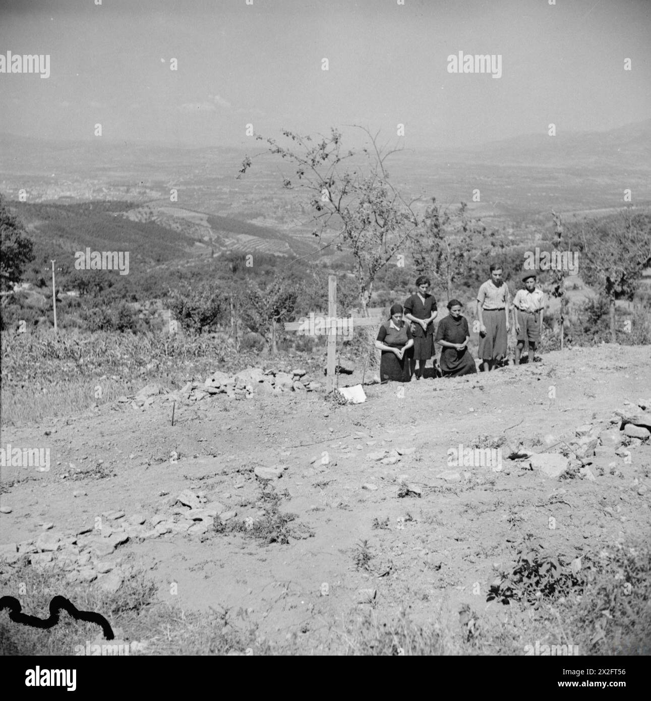 Überlebende deutscher Gräueltaten huldigen den Toten, darunter die Frauen Signora Livia Sachini und Signora Gina Rosati sowie die Jungen Bruno Savari und Aldo Bigiazzi, deren Ehemänner und Väter getötet wurden. Stockfoto