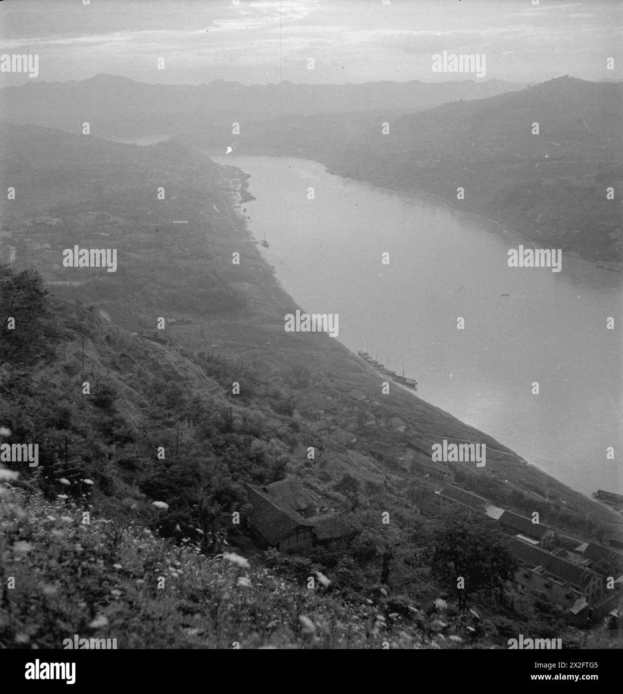Ein Schwarz-weiß-negativ von Cecil Beaton zeigt Städte, Landschaften und Einheimische in Indien, Birma und China während seiner Tour 1943-1944. Stockfoto
