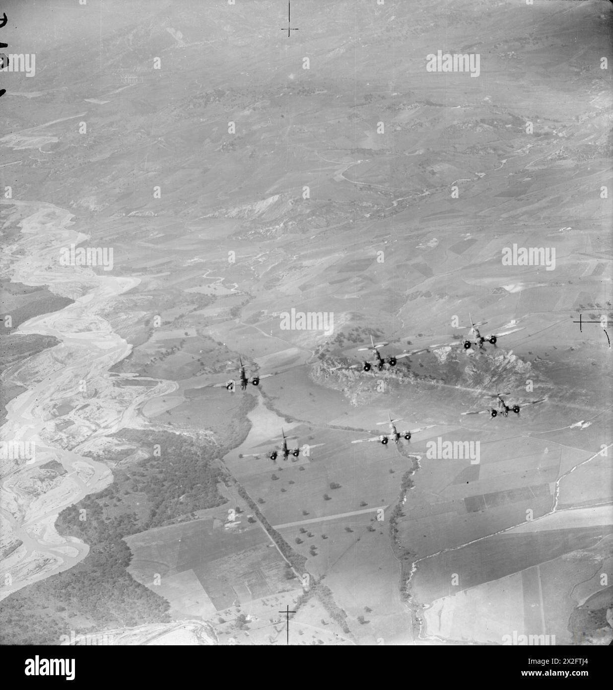 Sechs Martin Baltimore-Bomber der Desert Air Force fliegen 1942–1945 in Formation über das Liri-Tal in Italien, um deutsche Geschützpositionen anzugreifen, wobei der Fluss Liri sichtbar ist. Stockfoto