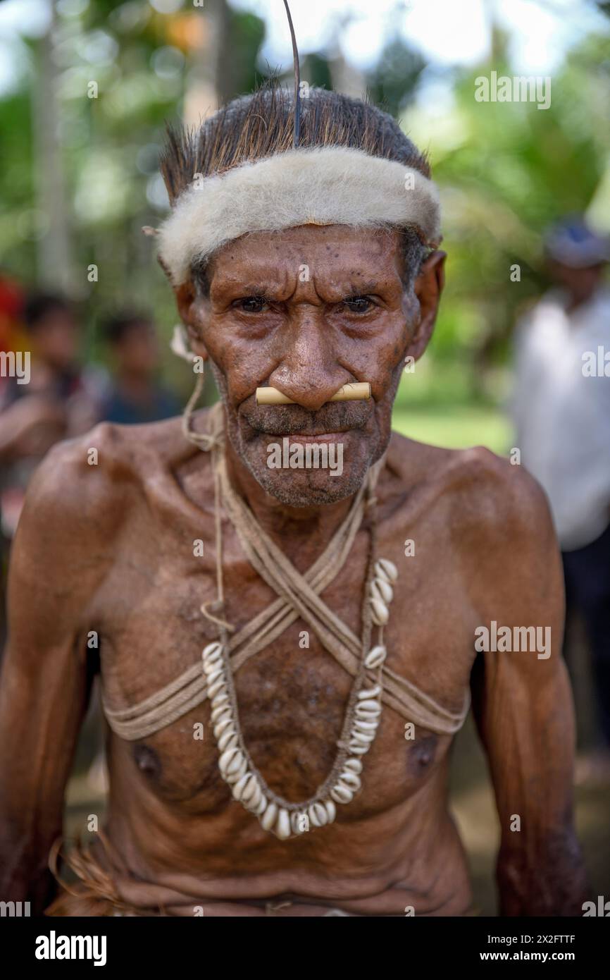 Geographie / Reise, Papua Neuguinea, Häuptling im Dorf Upovia, Provinz Wilder Westen, ADDITIONAL-RIGHTS-CLEARANCE-INFO-NOT-AVAILABLE Stockfoto