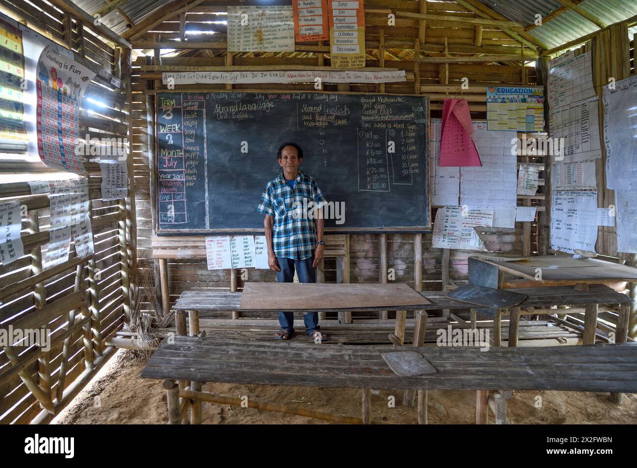Geographie / Reise, Papua-Neuguinea, Lehrer in einer Schule im Dorf Upovia, Provinz Wilder Westen, ADDITIONAL-RIGHTS-CLEARANCE-INFO-NOT-AVAILABLE Stockfoto