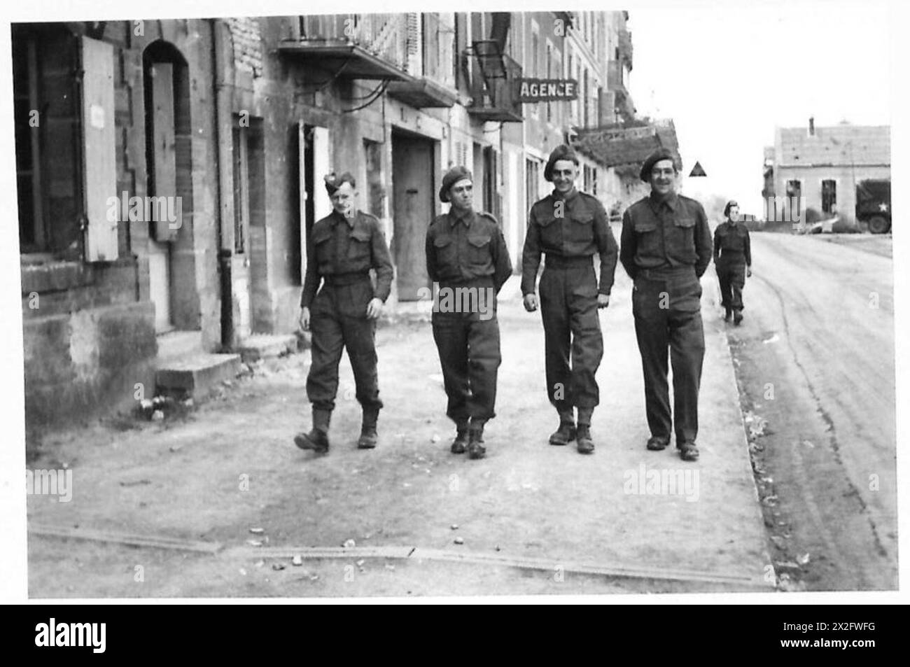 DAS FRANZÖSISCHE LUXUSHOTEL IST JETZT REST CLUB FÜR BRITISCHE TRUPPEN - von links nach rechts: Sapper W. Duckworth aus Blackburn; Sapper R. Stuart aus York; Sapper C. Woodcock aus Mexborough, Yorkshire, und Sapper H. Norris aus Yeovil gebadet, neue Ausrüstung und alles aufgepeppt, auf einen Spaziergang durch die britische Armee, 21. Armee Stockfoto