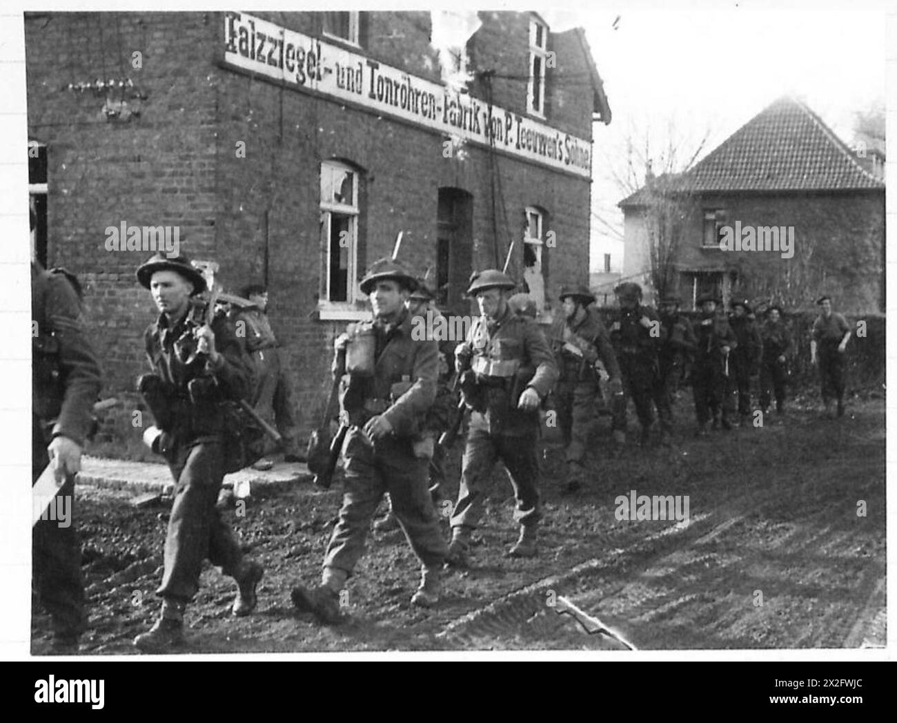 Die britische Infanterie der 21. Armeegruppe rückte während der Operationen des Zweiten Weltkriegs in Europa nach Geilenkirchen vor. Stockfoto