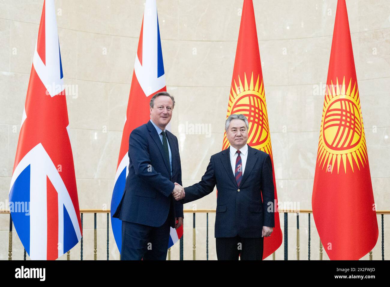 Außenminister David Cameron schüttelt dem kirgisischen Außenminister Jeenbek Kulubaev vor einer Pressekonferenz in Bischkek in Kirgisistan während seiner fünftägigen Reise durch Zentralasien die Hand. Bilddatum: Montag, 22. April 2024. Stockfoto