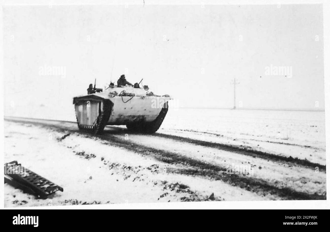 Ein Amphibienfahrzeug von Alligator fährt über Eis bei Operationen südlich des Maas River vor, die von der britischen Armee 21st Army Group durchgeführt wurden. Stockfoto