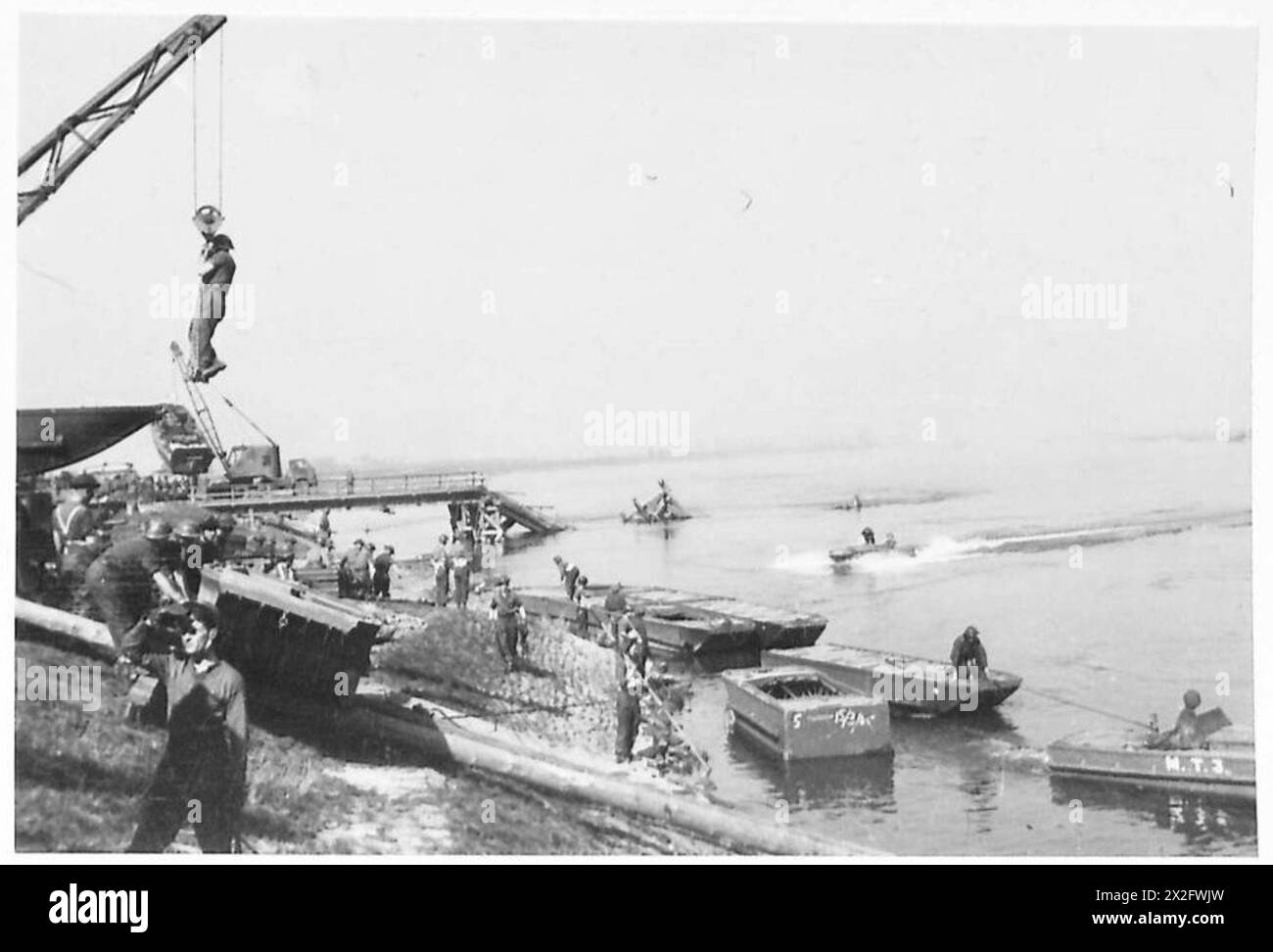 Die Ingenieure der britischen Armee beginnen mit dem Bau einer Brücke über den Rhein, die Teil der Operationen der 21. Armeegruppe während des Zweiten Weltkriegs war Stockfoto