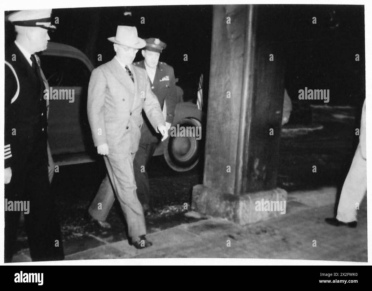 "Präsident Harry S. Truman kommt zur Big Three Conference, beobachtet von britischen Armeeangehörigen der 21. Armeegruppe während eines wichtigen diplomatischen Treffens der Alliierten im Zweiten Weltkrieg." Stockfoto