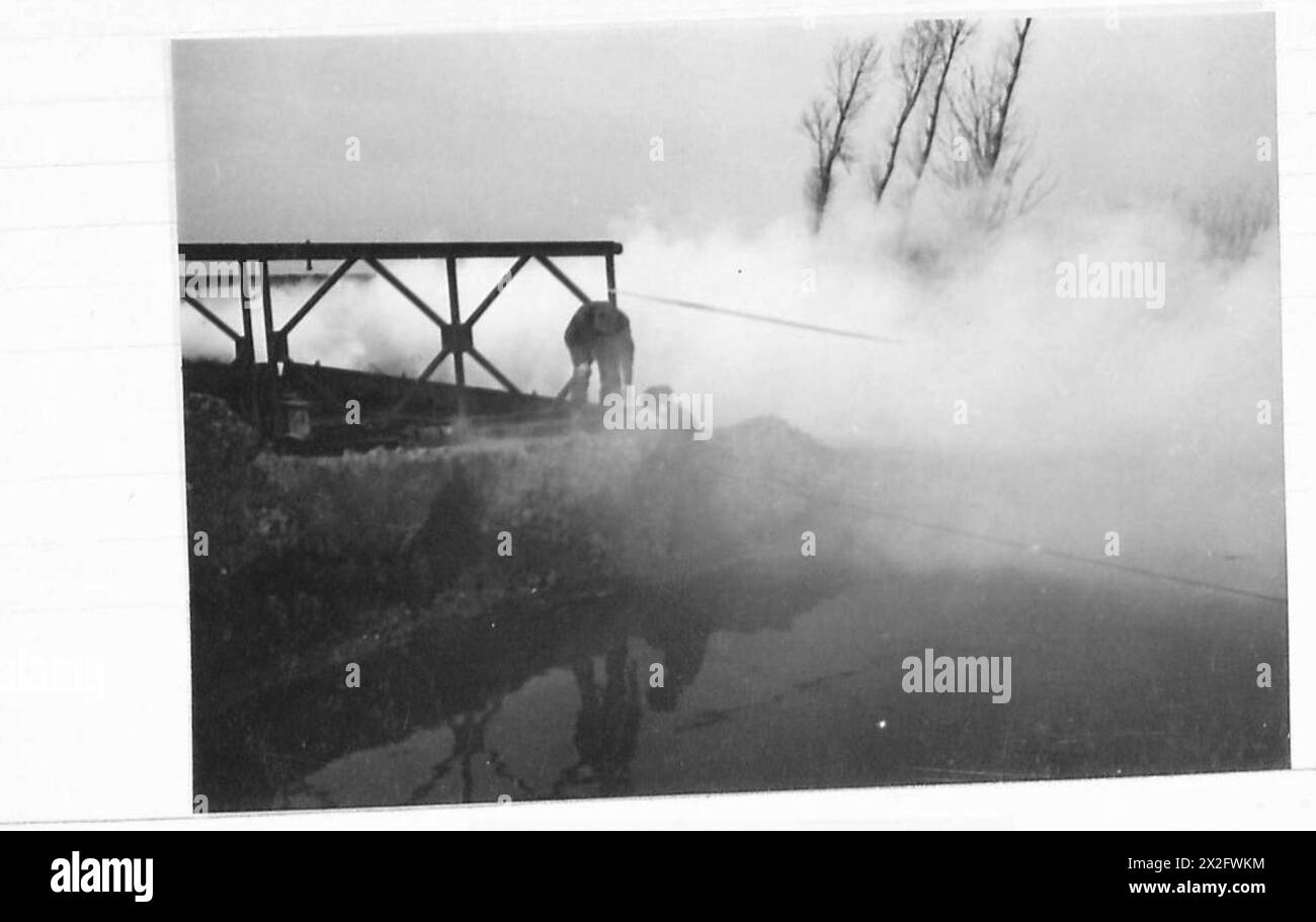 Britische Armeetruppen der 21. Armeegruppe legten Telefonleitungen über den Alten Rhein als Teil der Vorbereitungen für die Rheinoffensive im März während des Zweiten Weltkriegs Stockfoto