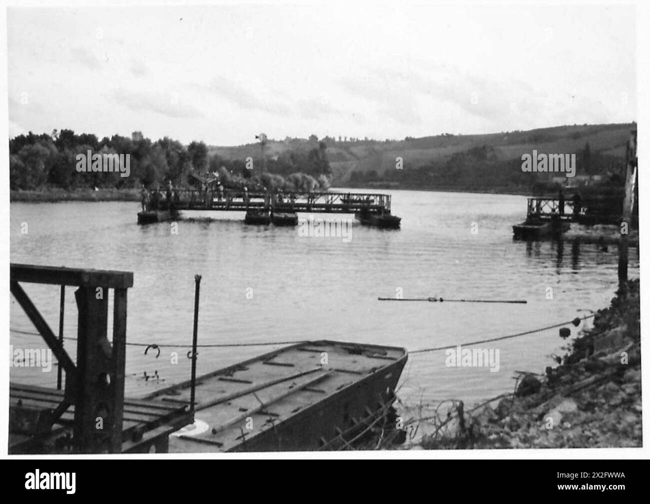 BAU Einer SCHWIMMENDEN BAILEY-BRÜCKE DER KLASSE 40 ÜBER DIE SEINE – zwei Pontonabschnitte werden gezogen, um eine Verbindung zur Landungsbucht der British Army, 21st Army Group, herzustellen Stockfoto