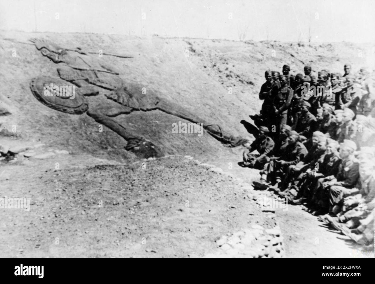 Truppen der polnischen Armee in der Sowjetunion, 1941–1942, sehen ein Felsrelief eines griechischen Soldaten aus dem 4. Jahrhundert v. Chr., wahrscheinlich in Kasachstan fotografiert. Stockfoto Truppen der polnischen Armee in der Sowjetunion, 1941–1942, sehen ein Felsrelief eines griechischen Soldaten aus dem 4. Jahrhundert v. Chr., wahrscheinlich in Kasachstan fotografiert. Stockfoto