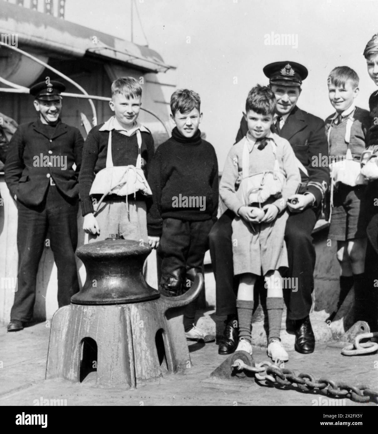 Über 50 britische Frauen und Kinder reisen im April 1944 an Bord der HMS Empress aus den Vereinigten Staaten, begleitet von Leutnant G White vom Royal Naval Reserve, der als Hausmeister fungiert. Stockfoto