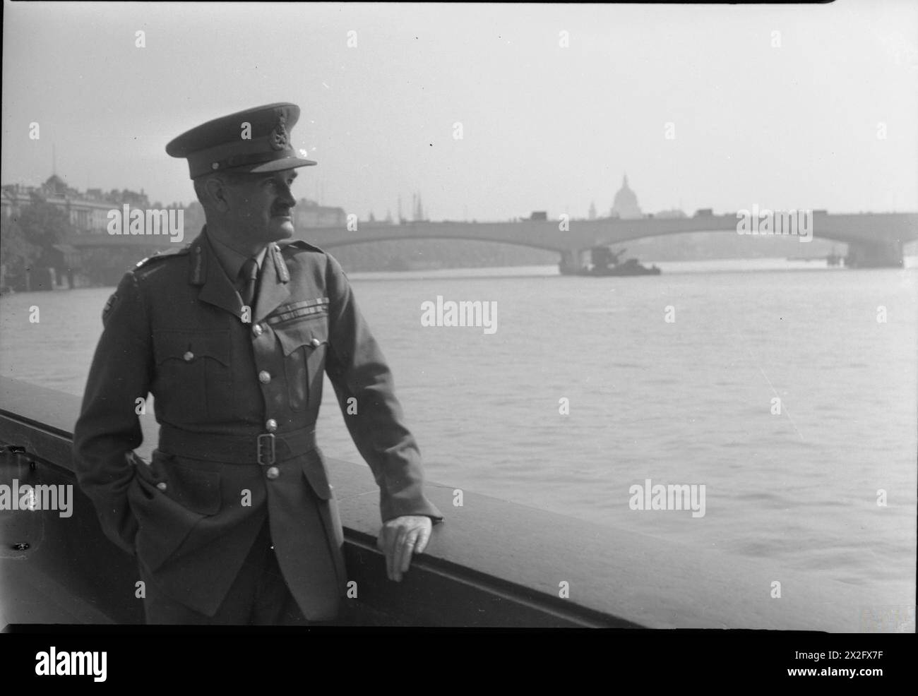 Porträt von General Sir William Slim, der am Londoner Embankment steht, Juni 1945, mit Waterloo Bridge und St Paul's Cathedral sichtbar, dokumentiert eine hochrangige Militärfigur nach dem Zweiten Weltkrieg Stockfoto