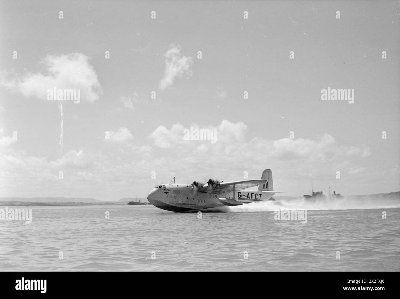 Das kurze S.30 'C' Class Empire Flying Boat G-AFCT 'Champion' startet von 1940 bis 1945 im Hafen von Mombasa, Kenia, mit Bristol Perseus XIIIC Motoren und verbesserter Nutzlast. Stockfoto