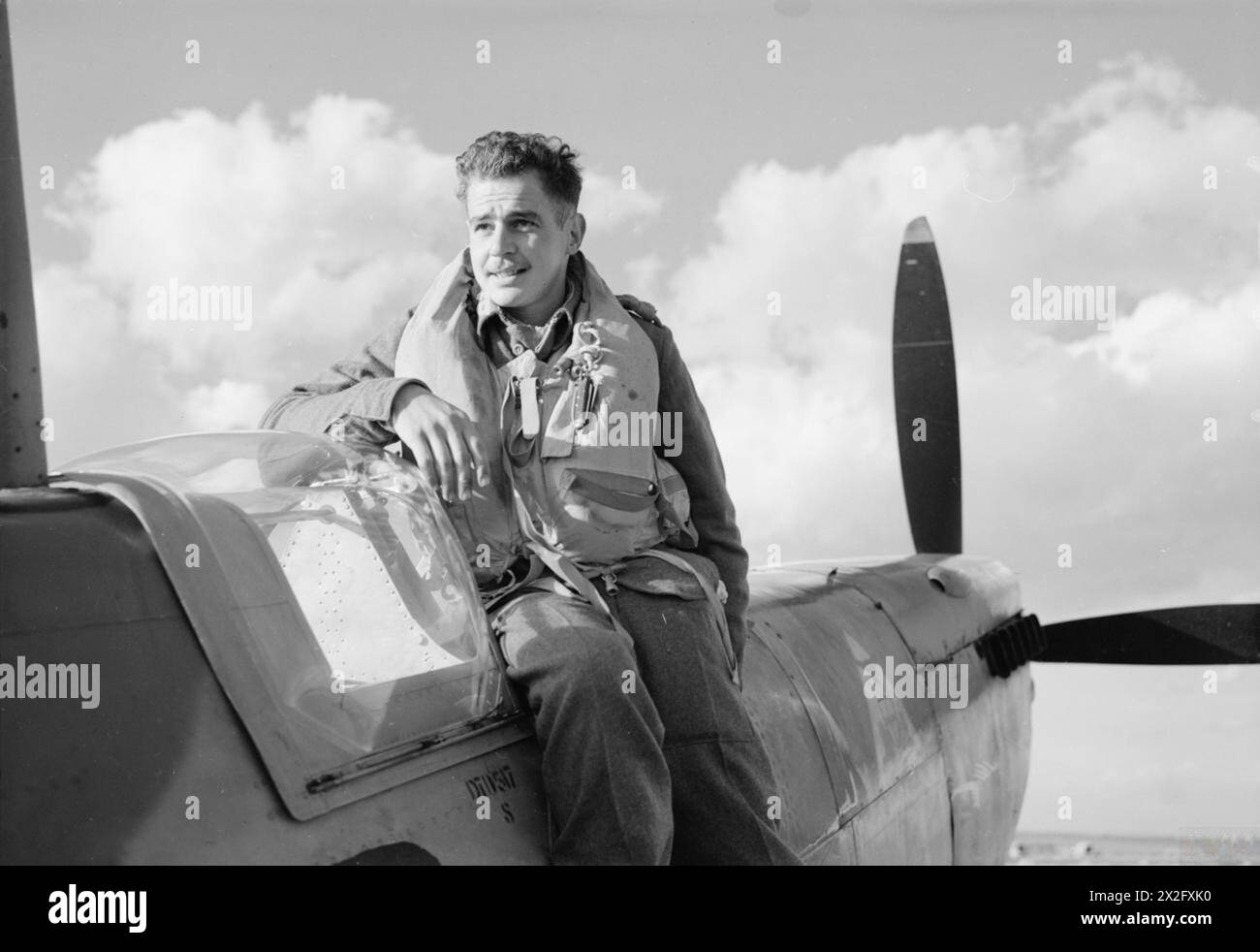 Lieutenant A. Sachs von der South African Air Force, der zur No. 92 Squadron RAF abgestellt wurde, fliegt in Italien ein Supermarine Spitfire Mark VIII; am 5. Dezember 1943 erzielte er zwei Siege und befehligte später die No. 93 Squadron RAF von September 1944 bis Februar 1945. Stockfoto