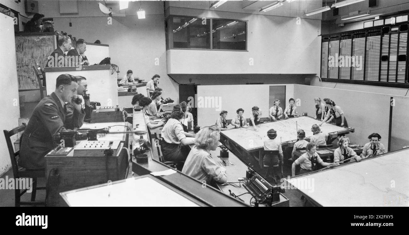 Das Innere des No. 10 Group Operations Room in Middle Wallop, Hampshire, in den Jahren 1943–1944 zeigt die Koordination der Royal Air Force für die Luftverteidigung Großbritanniens. Die Betreiber verwalteten Radar, Kommunikation und Einsatz von Kampfflugzeugen während des Krieges. Stockfoto