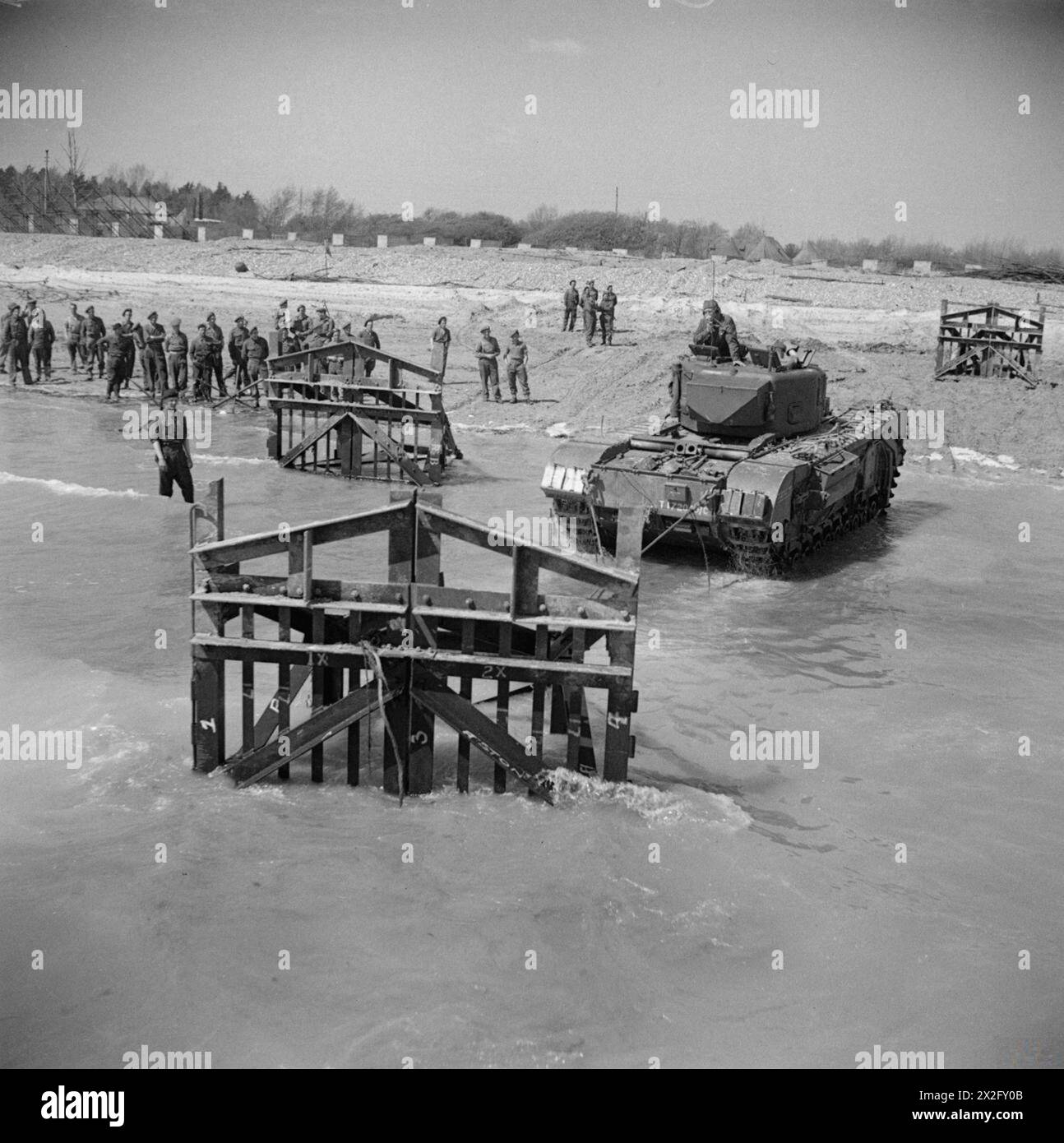 Während des Zweiten Weltkriegs schleppte ein Churchill AVRE-Panzer der 3. Division der britischen Armee zwischen 1939 und 1945 ein Element C-Fahrzeug vom Meer in Großbritannien ab. Stockfoto