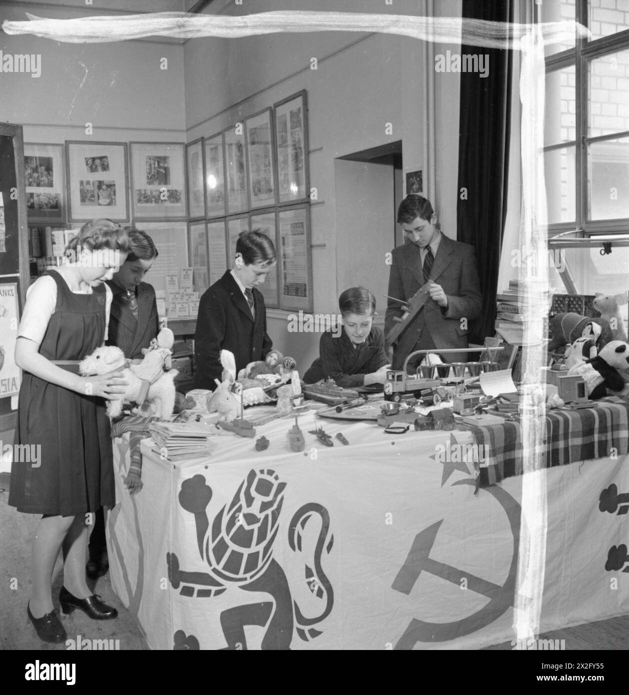 AUSSTELLUNG VON SPIELZEUG FÜR RUSSLAND, ST MARTIN's SCHOOL OF ART, LONDON, 1942 - Hazel Clayton (15), Ronald Rowlett (15), Charles Gunner (12), William Williams (12) und Peter Olissoff (15) untersuchen einige der Spielzeuge und Spiele, die von Kindern an ihrer Schule Russland gespendet wurden; Barnsbury County School in Woking und an anderen Schulen Stockfoto