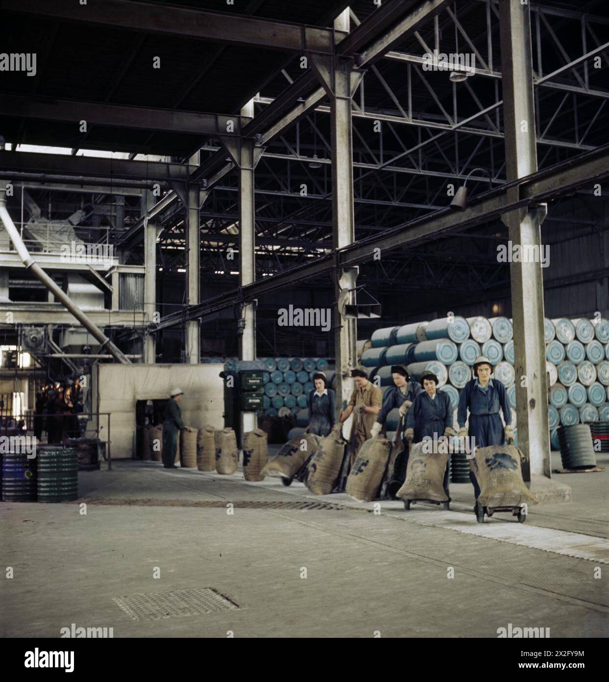 Kriegsarbeiterinnen in Großbritannien, 1944, transportierten Säcke mit Soda-Bikarbonat in einer Chemiefabrik, die vom Versorgungsministerium betrieben wird. Stockfoto
