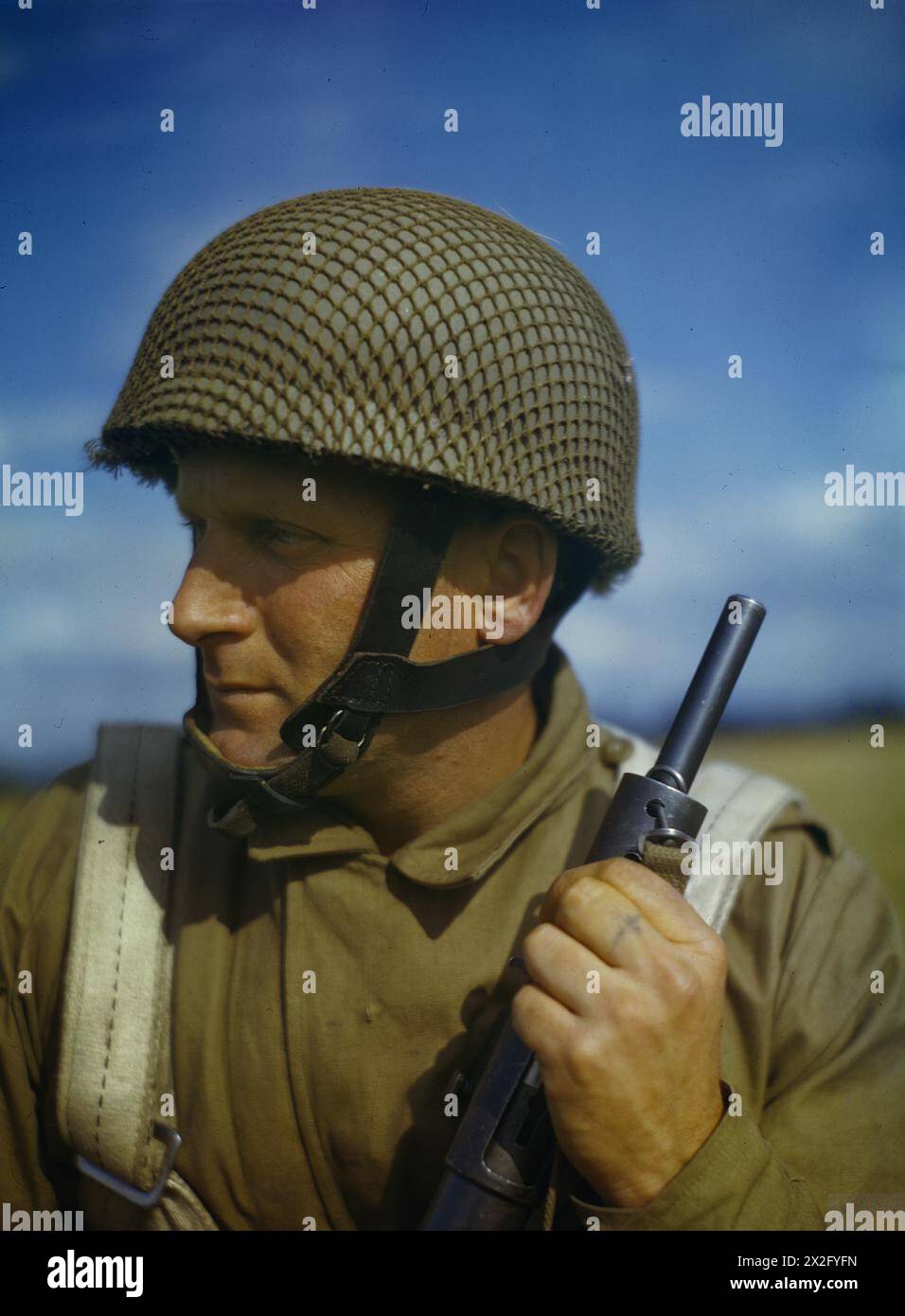 Im Oktober 1942 wird ein britischer Fallschirmjäger mit einer 9-mm-Sten-Kanone während eines Fallschirmjäger-Trainings in Großbritannien dargestellt. Stockfoto