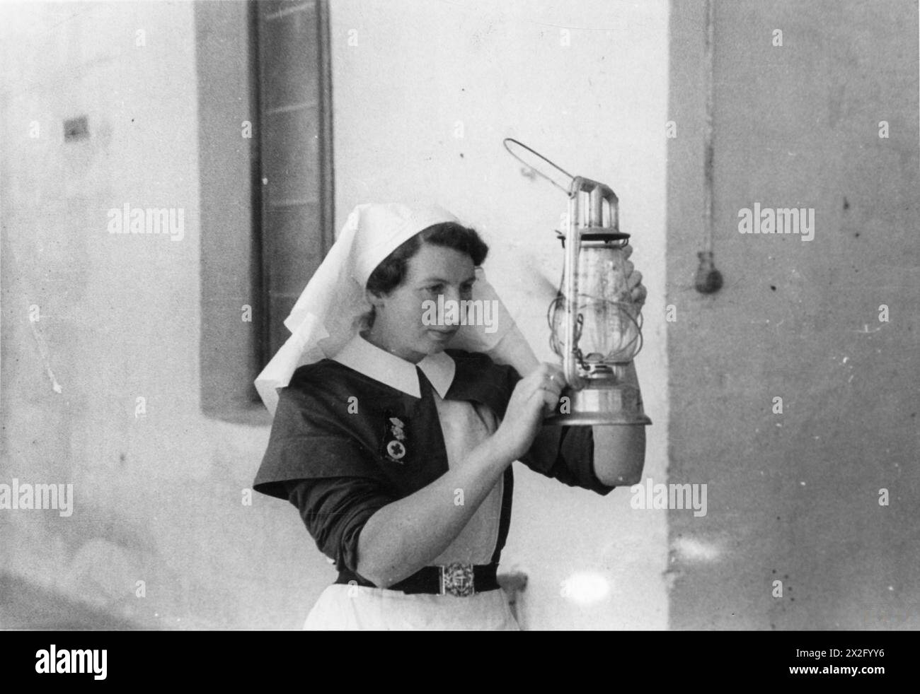 Schwester Tyndale-Biscoe arbeitet am Royal Naval Hospital in Imtarfa, Malta, wo sie Patienten im April 1942 betreut. Stockfoto