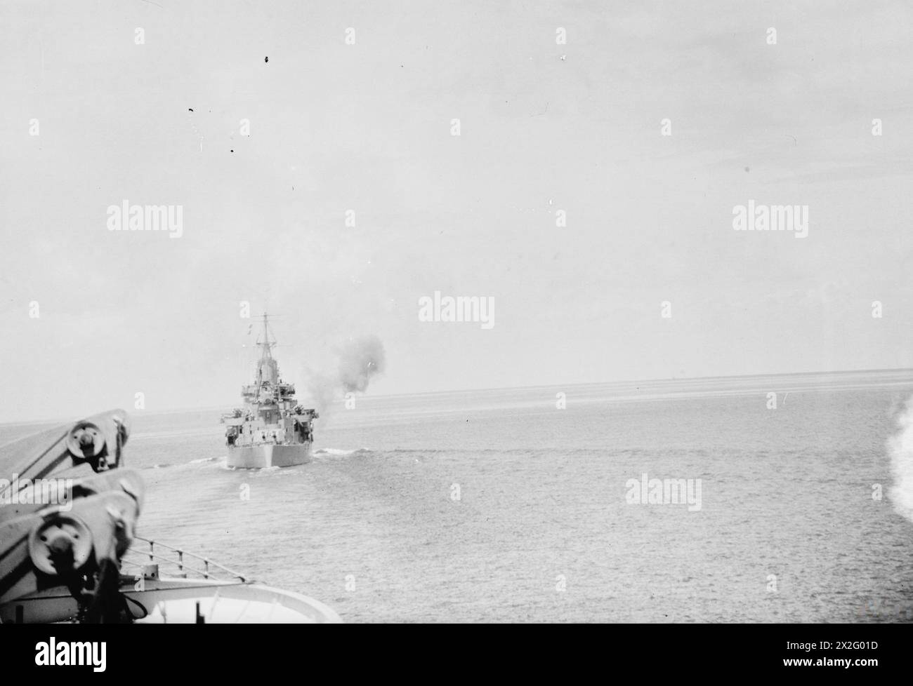 Die HMS Exeter, ein Zerstörer, feuerte während eines Luftangriffs auf japanische Flugzeuge ab, während sie Truppen und Vorräte von Bombay nach Singapur und Batavia im Februar 1942 transportierte, die Teil eines Konvois durch die Banka-Straße waren. Stockfoto