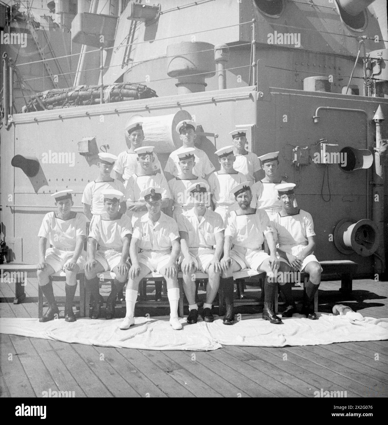 MÄNNER DER HMS SUFFOLK, EIN KREUZER, DER MIT ADMIRAL JAMES SOMERVILLES OSTFLOTTE DIENT. 12. DEZEMBER 1943, TRINCOMALEE. DIE MÄNNER SIND NACH STADT UND/ODER BEZIRK IN GRUPPEN UNTERTEILT. - Nord-London-Gruppe. Erste Reihe, von links nach rechts: Ab J Manlow, Wood Green; ab F Kiddy, Islington; PO C Worsfield, Hornsey; EA G Searle, Henfield; L/Sea E G Davies, Crouch End; L/Stoker G Burbage, Southgate. Zweite Reihe, von links nach rechts: O/Sea A Bass, Enfield; ab H Ablitt, L Edmonton; Stoker A Williams, Wood Green; ab D Bonnett, Southgate; Stoker L Tusson, L Edmonton. Dritte Reihe, von links nach rechts: L/Stoker T Hardy, Enfield; SPO N Stockfoto