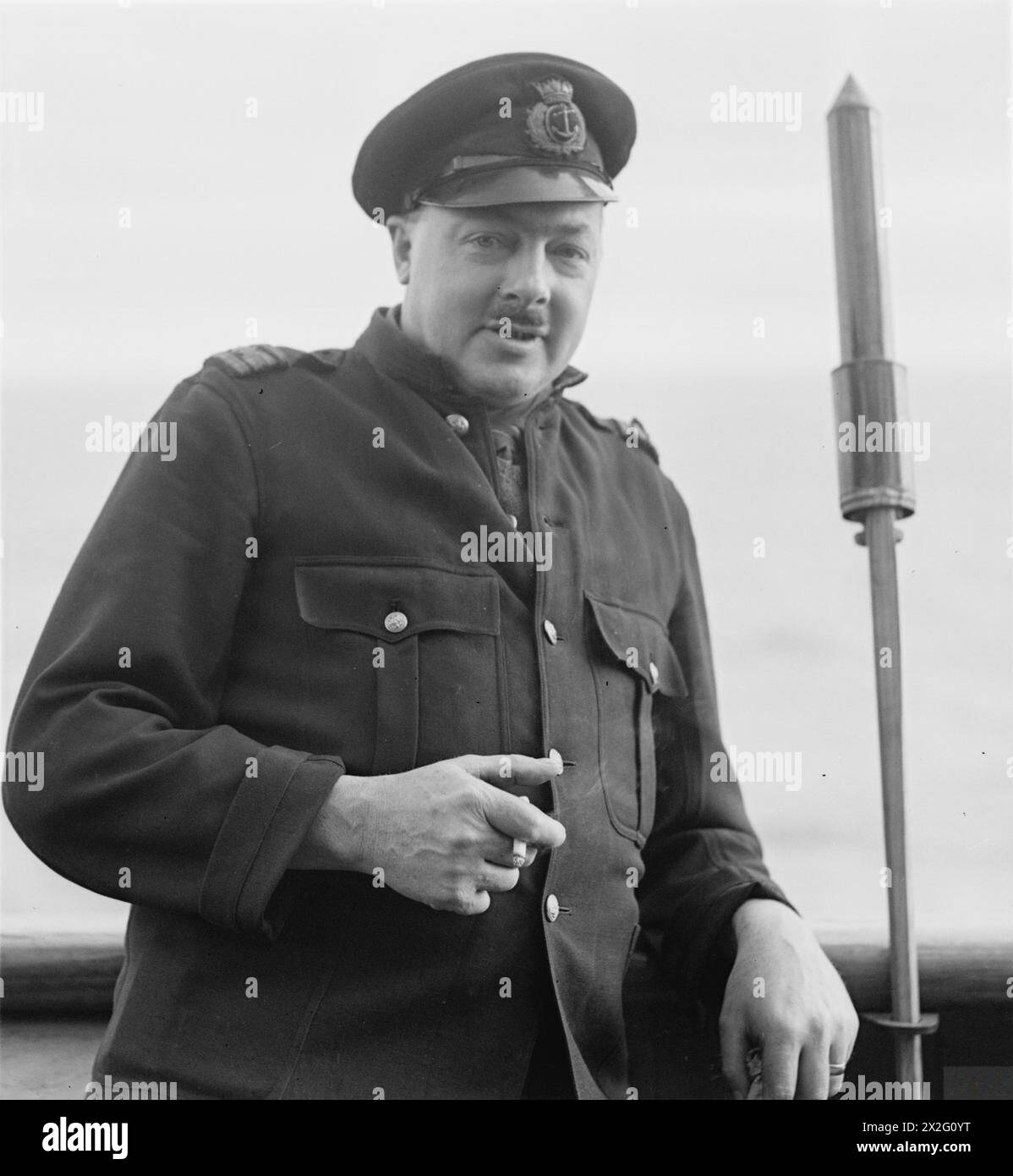 Chefingenieur David Fernie mit 30 Jahren Erfahrung im Seeverkehr ist an Bord des britischen Handelsschiffes Empire Kangaroo im Konvoi vor der Nordostküste und demonstriert den täglichen Betrieb auf See. Stockfoto
