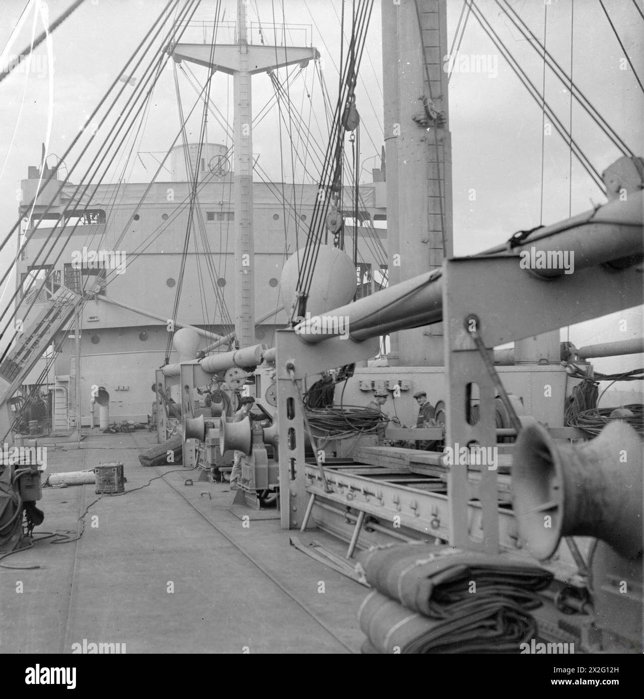 Das neue 12.000-Tonnen-Frachtschiff Empire Chieftain wurde auf der Furness Shipbuilding Yard in Middlesborough gebaut, um Kriegsgüter zu transportieren; Blick vom Vorgipfel zur Brücke. Stockfoto