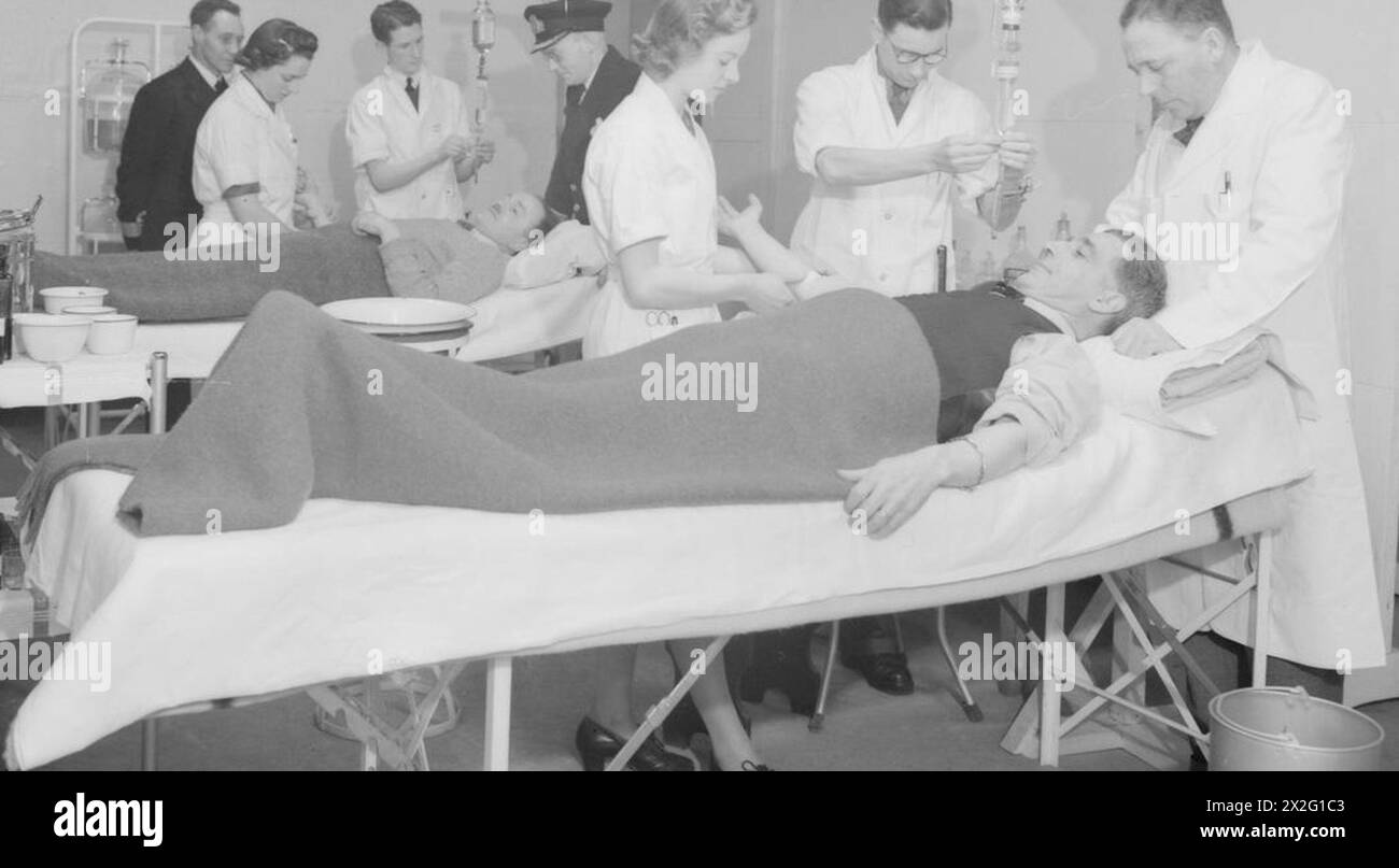 Rosyth Dockyard-Mitarbeiter leisten sich 1941 freiwillig als Blutspender und geben Blut für die Dockyard Blood Bank, die für Notfälle an Land und über Wasser verwendet wird. Stockfoto