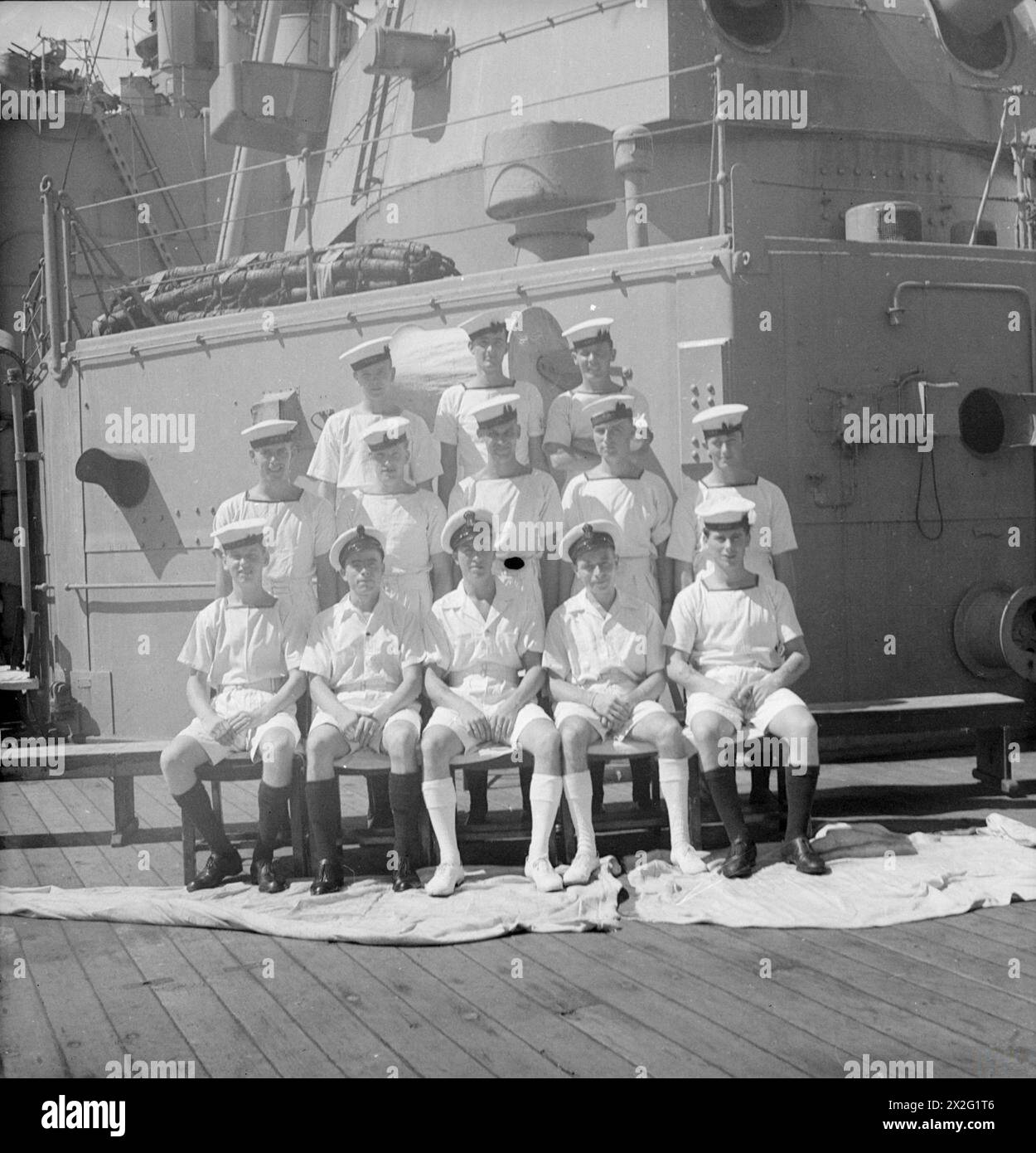 MÄNNER DER HMS SUFFOLK, EIN KREUZER, DER MIT ADMIRAL JAMES SOMERVILLES OSTFLOTTE DIENT. 12. DEZEMBER 1943, TRINCOMALEE. DIE MÄNNER SIND NACH STADT UND/ODER BEZIRK IN GRUPPEN UNTERTEILT. - Nottingham-Derby-Gruppe. Vordere Reihe, von links nach rechts. T Stanley, Derby; F Horspool, Southwell; A Bryan, Newark; H Verey, Nottingham; C Clay, Beeston. Zweite Reihe, von links nach rechts; L Morley, Radford; T Nesbitt, Nottingham; G Adams, Derby; H Nuthall, N'Ham; R Staniland, Mansfield. Dritte Reihe, von links nach rechts: D Shaw, Radford; E Harrison, Nottingham; E Huffen, Sutton-in-Ashfield Stockfoto