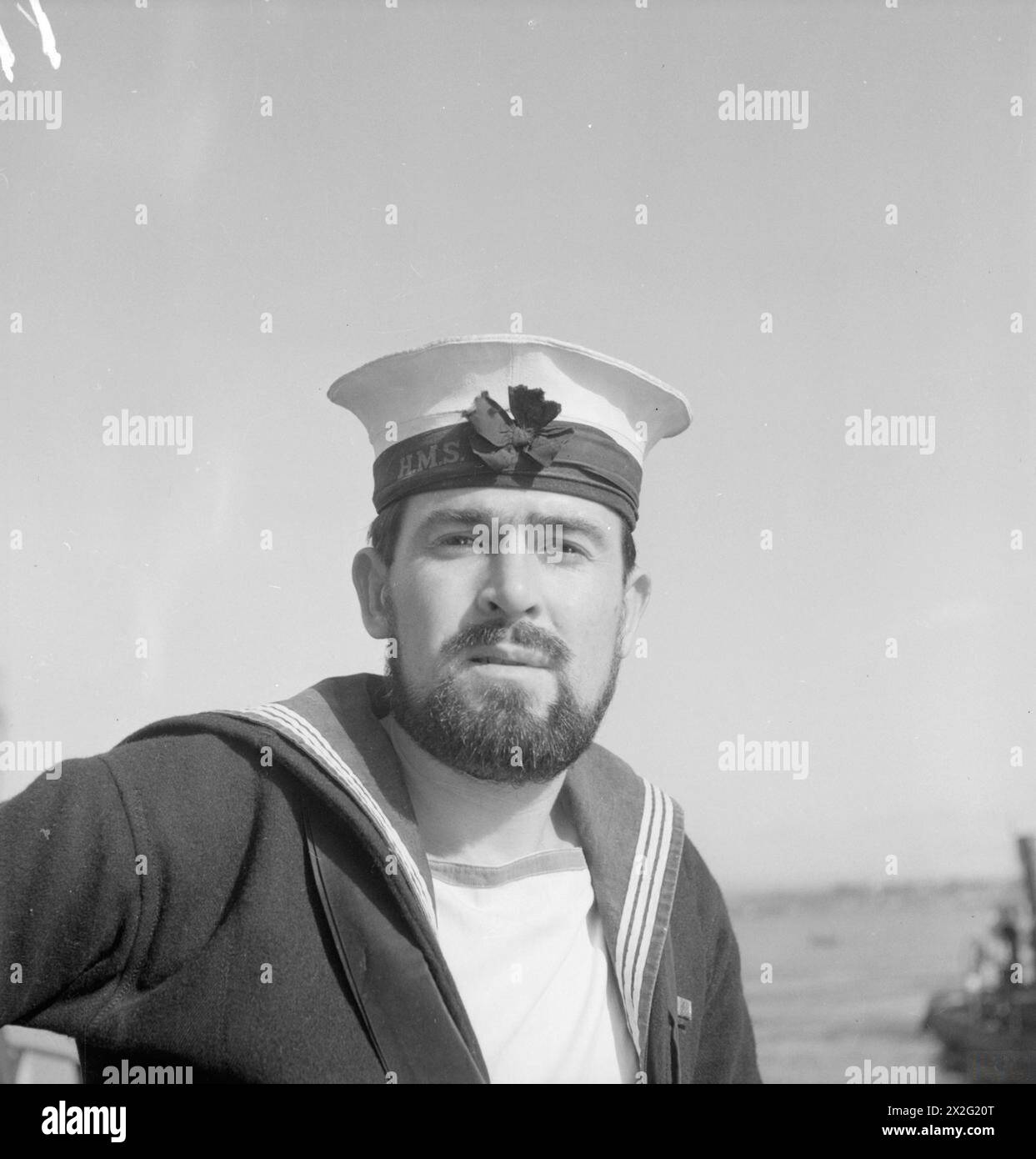 MIT DER ROYAL NAVY IN DER ADRIA. 26 UND 27 1944, TARANTO UND BARI, ITALIEN. EINIGE DER MÄNNER DIENEN DER ROYAL NAVY IN DER ADRIA. Stoker A Hastie, der auf einem Panzerlandeschiff diente, ein bekannter Fußballspieler, der 1934 für Partick Thistle und 1937-8 für Huddersfield spielte, bevor er nach Motherwell wechselte, lebt in Bradford Stockfoto