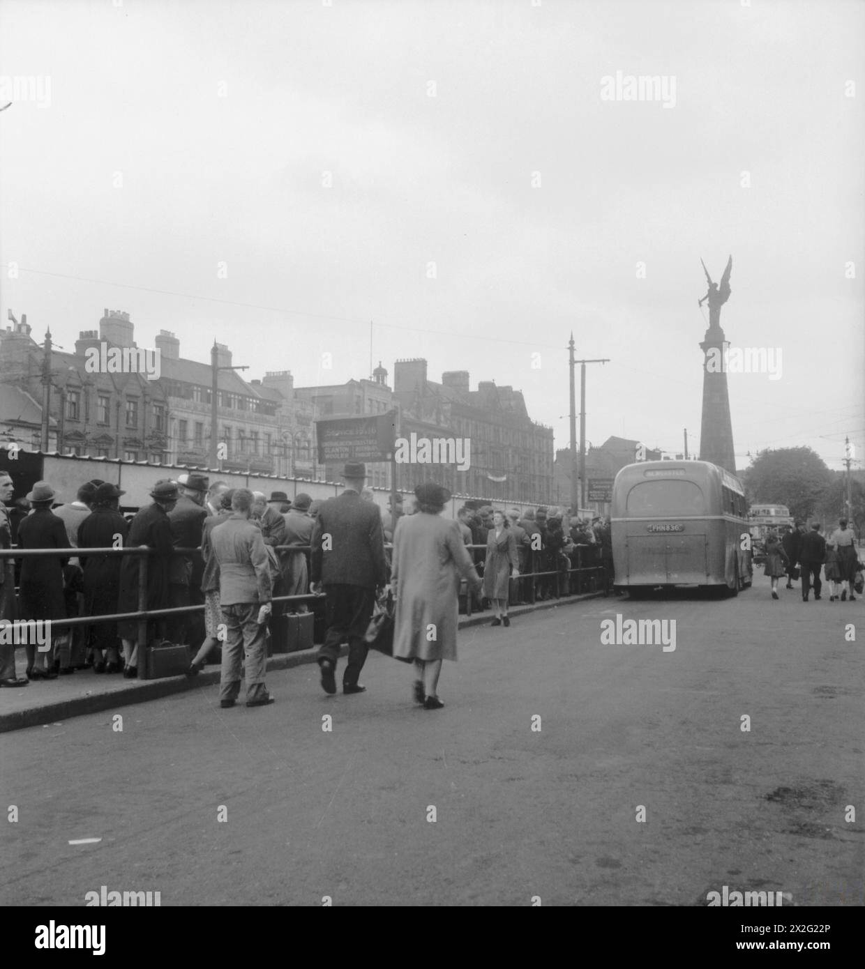 Im Jahr 1943 warteten viele Busse in Newcastle-upon-Tyne, England, mit dem South African war Memorial im Hintergrund. Stockfoto