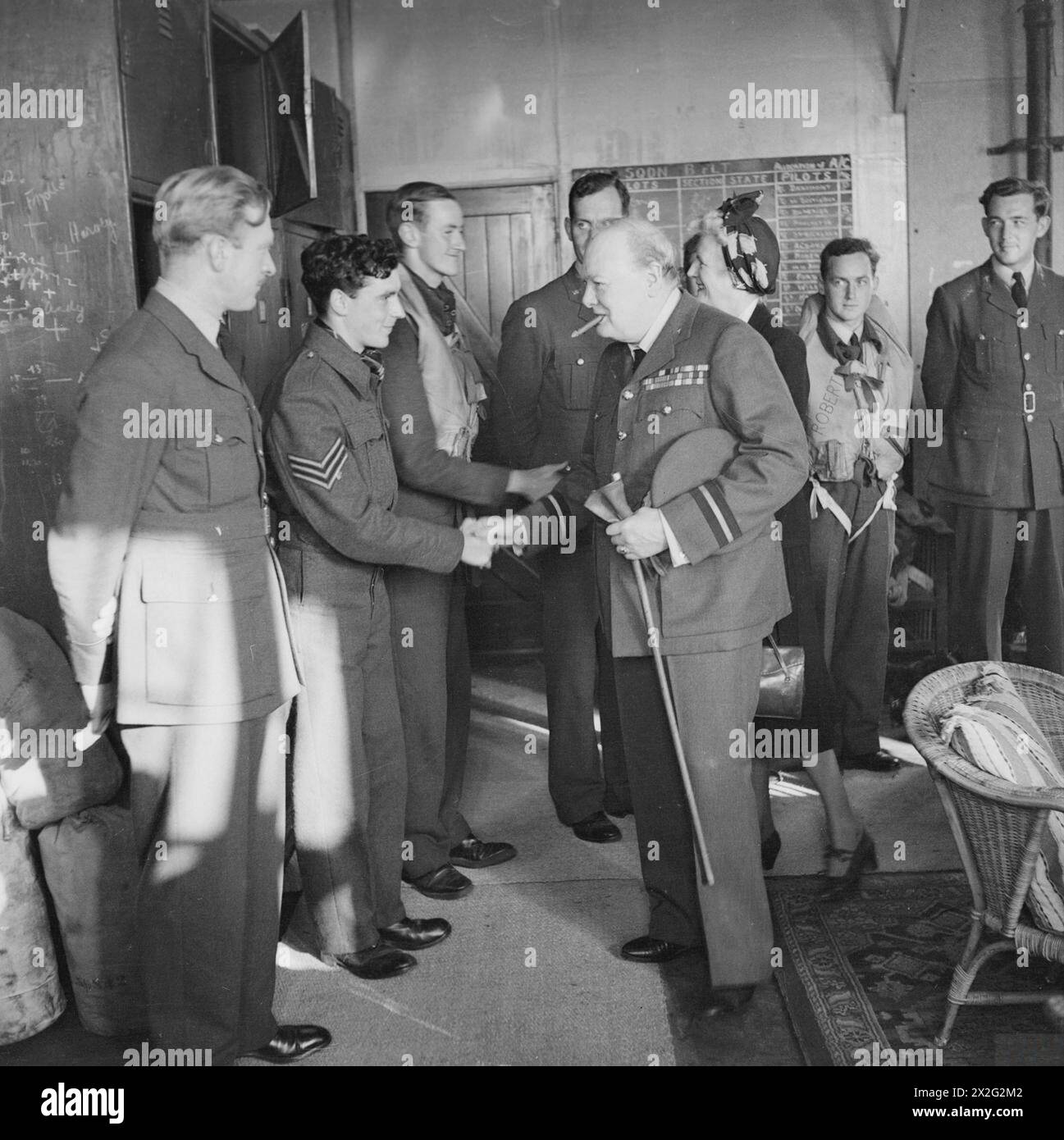 Winston Churchill schüttelt am 25. September 1941 mit seiner Frau Clementine die Hand mit einem Sergeant-Piloten der 615 Fighter Squadron bei der RAF Manston, Kent, Großbritannien; Churchill diente als Ehrenflugkommodore für das Geschwader. Stockfoto