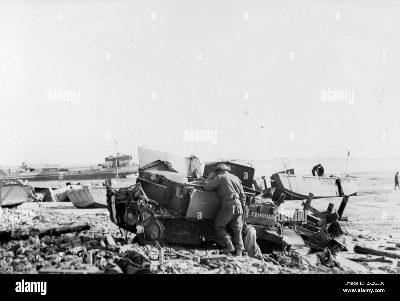 Wrackreste auf der Normandie bei Courseulles nach den Landungen am D-Day am 6. Juni 1944 während der Befreiung Europas. Stockfoto