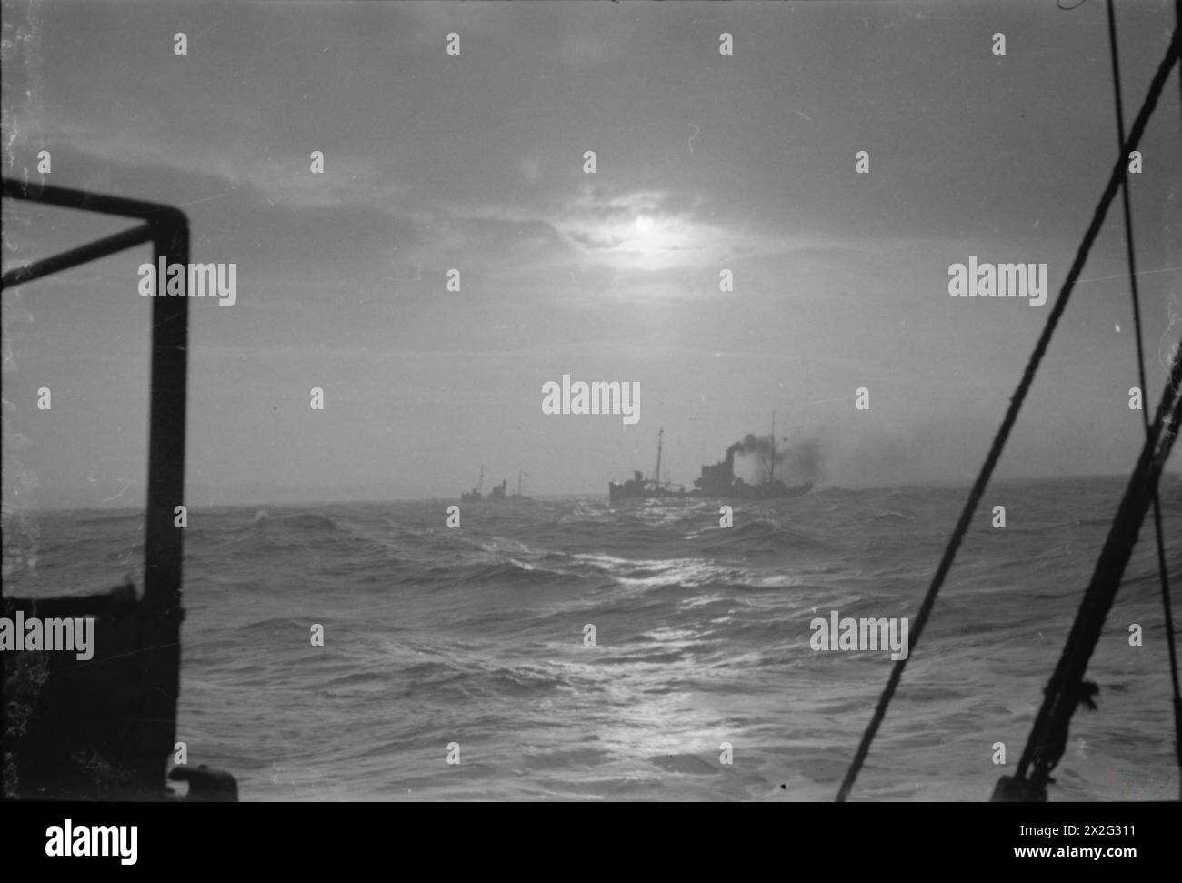 In den Jahren 1940 oder 1941 arbeiten Minenräumer bei rauem Wetter auf See und führen Minenräumarbeiten durch. Stockfoto