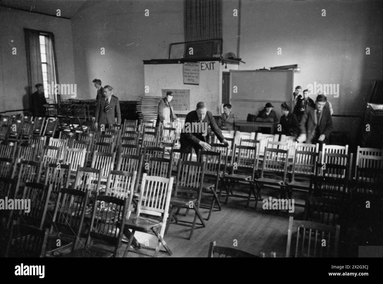 Im Jahr 1941 werden in der Siedlungshalle in Trealaw, Wales Stühle für eine abendliche Aufführung von „Medea“ von der Old Vic Traveling Theatre Company unter dem Council for the Motivation of Music and the Arts arrangiert. Stockfoto