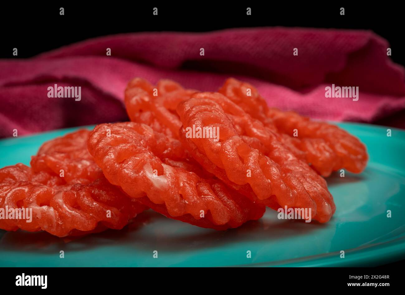 Nahaufnahme Eines Indischen Spezial-Süßes-Snack-Orangen-Jalebi In Grüner Platte Stockfoto