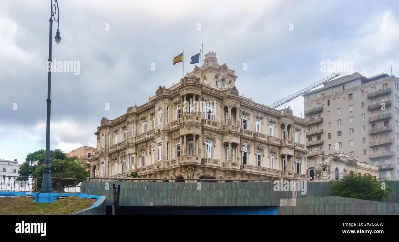 Gebäude der Botschaft oder des Konsulats Spaniens in Havanna Stockfoto