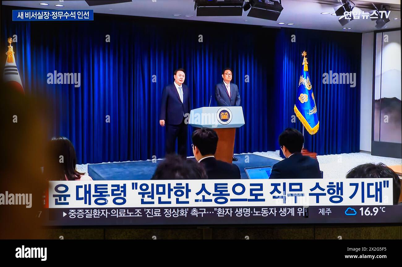 Südkoreas 24-Stunden-TV Yonhapnews zeigt, dass der südkoreanische Präsident Yoon Suk Yeol (L) seine Nominierung des Rep. Chung Jin-suk (R) der regierenden People Power Party als seinen neuen Stabschef im Präsidentenbüro auf einem TV-Bahnhof Yongsan in Seoul bekannt gibt. Der südkoreanische Präsident Yoon Suk Yeol ernannte am 22. April den fünfjährigen Parlamentsabgeordneten Chung Jin-suk zu seinem neuen Stabschef und einen ehemaligen Parlamentsabgeordneten zu seinem neuen hochrangigen politischen Sekretär. der erste Personalersatz seit der erdrückenden Niederlage der Partei bei den Parlamentswahlen vom 10. April. Präsident Yoon gab persönlich die bekannt Stockfoto