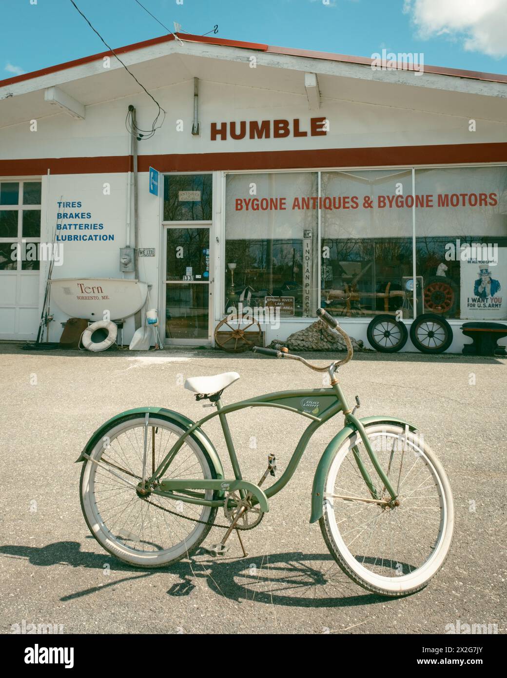Fahrrad und alte Tankstelle in Harrington, Maine Stockfoto