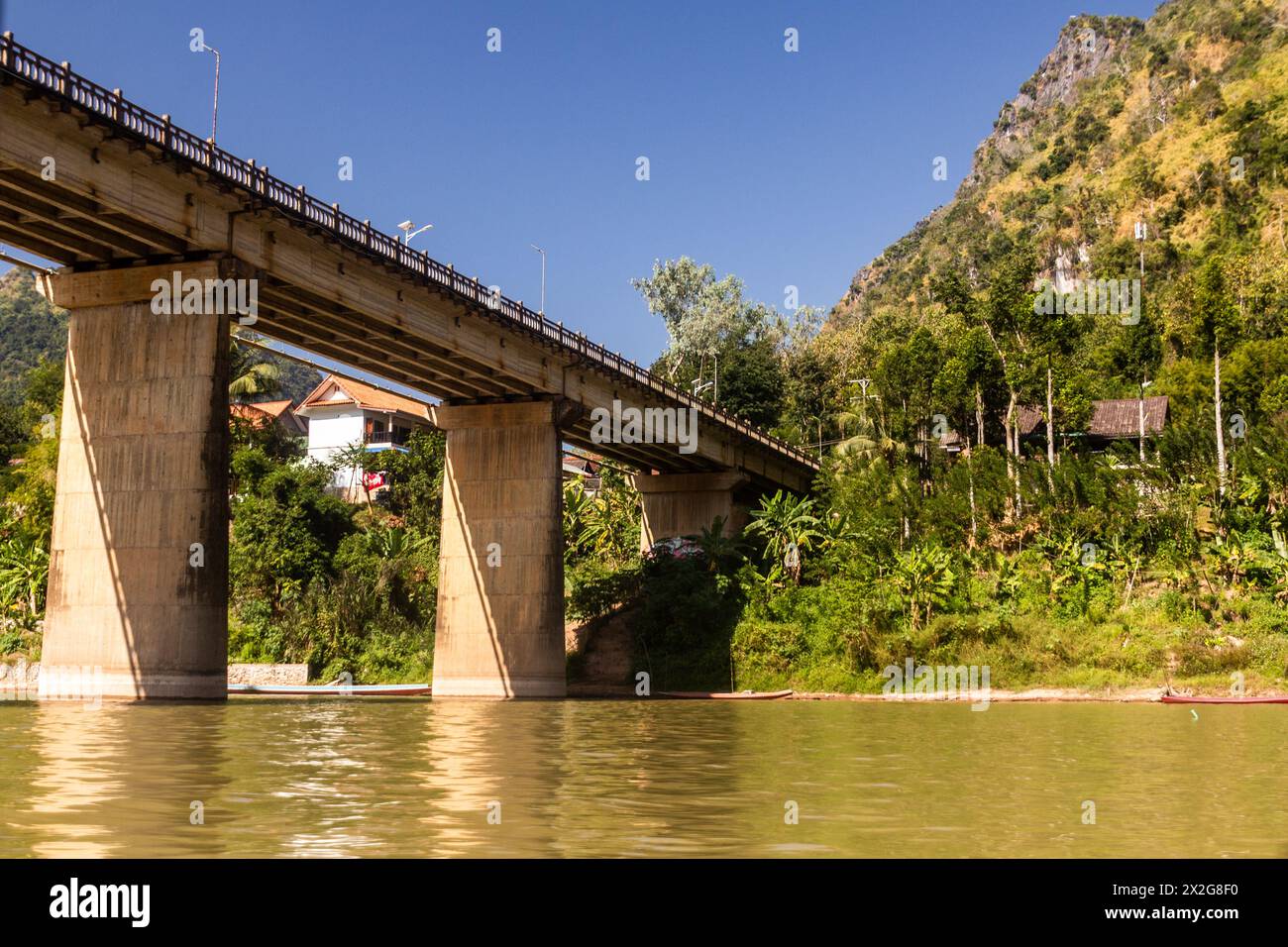 Brücke über den Fluss Nam ou in Nong Khiaw, Laos Stockfoto