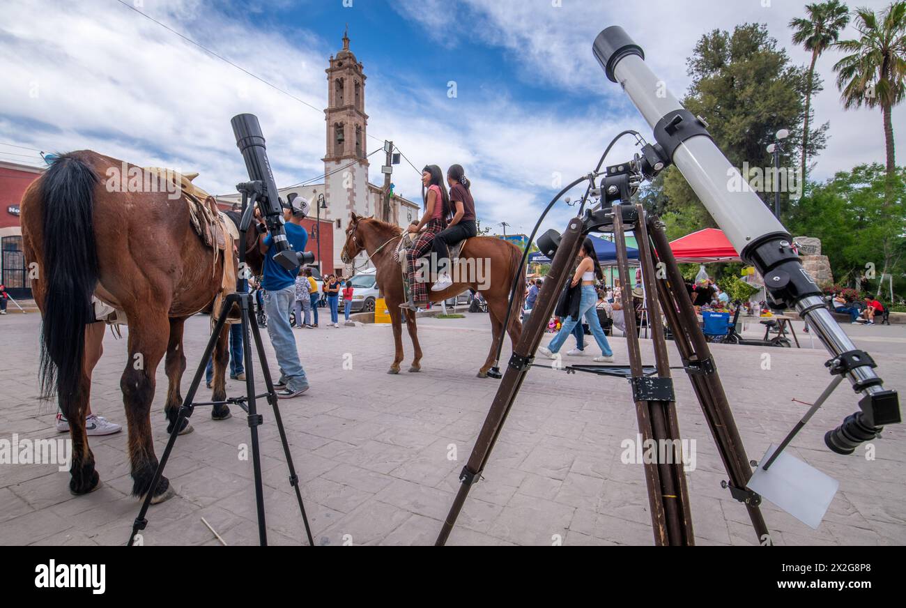 Kinder auf dem Pferderücken warten auf die totale Sonnenfinsternis auf der Plaza of Mapimi Mexico Stockfoto